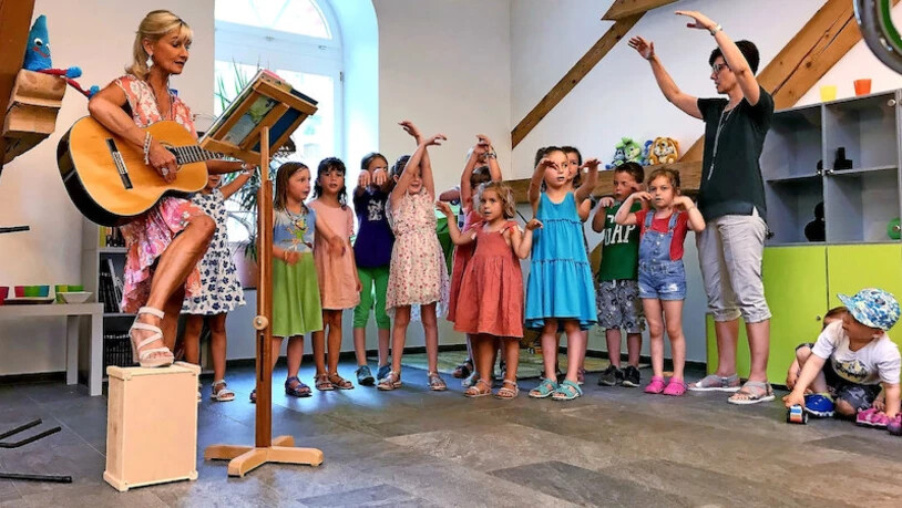 Für Kinder, mit Kindern: Elf Kindergärtler singen mit Autorin Margrit Gnos (links) ein passendes Lied zu Cristallinos neuer Wassergeschichte.