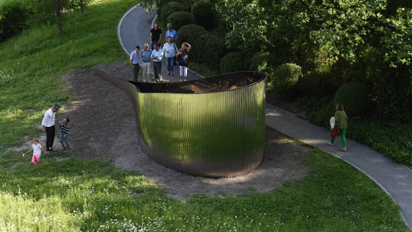 Blick von oben: Die Skulptur in Form eines Tropfens oder Paisleys reflektiert die Umgebung im Spitalgarten