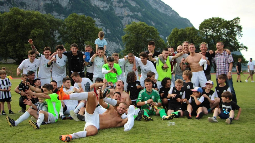 Nach siebenjähriger Abstinenz steigt der FC Glarus nach einem Sieg gegen Uznach wieder in die 3. Liga auf. 
