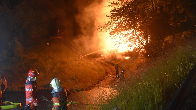Ein Feuer zerstörte zwischen Rueun und Siat einen Stall und mehrere landwirtschaftliche Fahrzeuge.