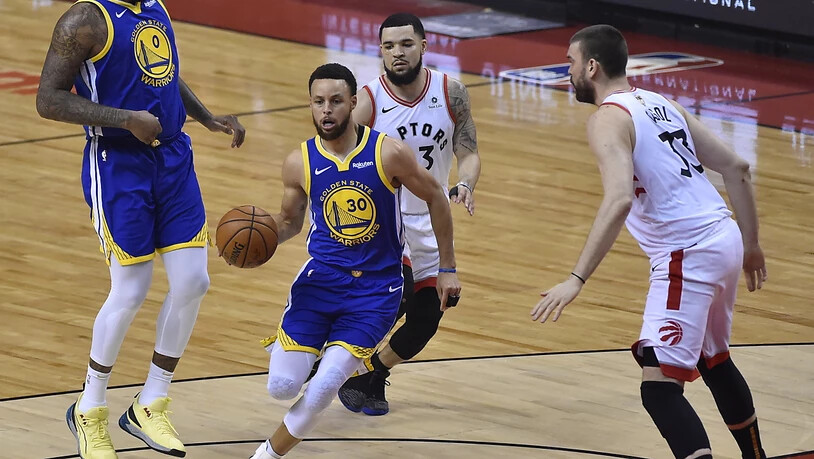 Die Golden State Warriors, angeführt von ihrem Topskorer Stephen Curry (am Ball), gewinnen das fünfte Finalspiel auswärts gegen die Toronto Raptors und verkürzen in der Best-of-7-Serie auf 2:3