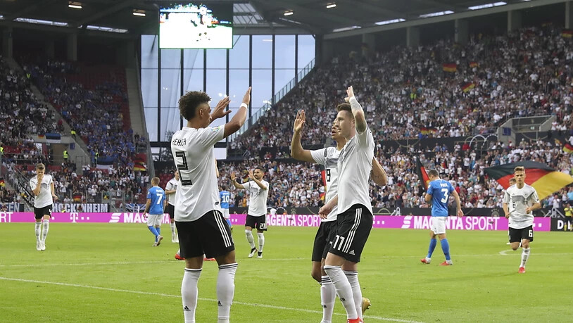 Doppeltorschütze Marco Reus und Thilo Kehrer feiern den Treffer zum 1:0