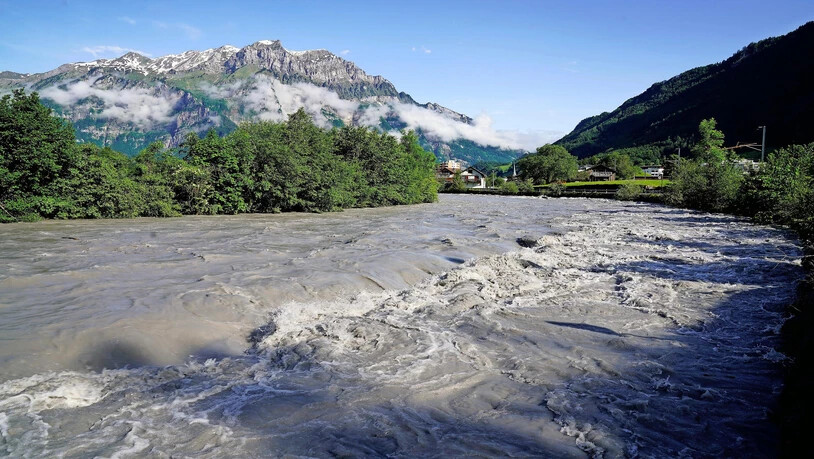 Die Linth in Ennenda führte gestern Morgen viel Wasser, an der Messstelle Mollis erreicht sie knapp Gefahrenstufe 2.
