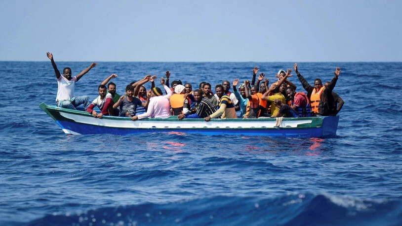 Nach Angaben der Internationalen Organisation für Migration wagen sich nicht weniger Menschen auf die gefährliche Fahrt über das Mittelmeer. Doch das Risiko, dabei zu sterben, hat sich vervierfacht. (Archivbild)