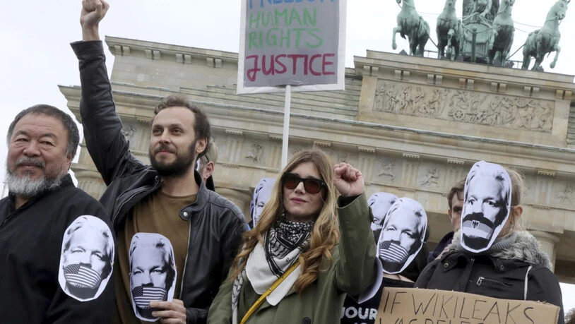 Demonstranten auf der ganzen Welt protestieren gegen eine mögliche Auslieferung Assanges an die USA - darunter im Mai auch der chinesische Künstler Ai Weiwei in Berlin. (Archivbild)