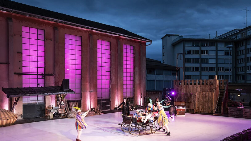 Das Leben spielt auf einem rutschigen Boden: Die Freilichtspiele Luzern lassen die Shakespeare-Komödie "Was ihr wollt" auf einem Plastikeisfeld im Industrieareal spielen. (Bild der Hauptprobe)