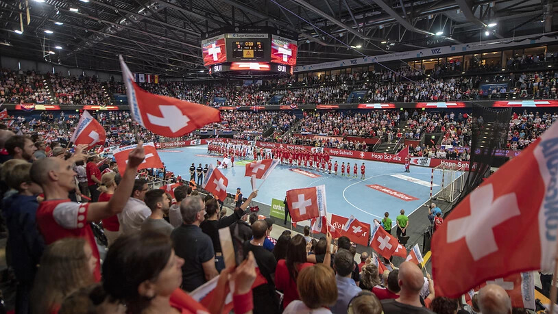 Tolle Kulisse: 6135 Zuschauer feuerten die Schweizer Handball-Nationalmannschaft bei ihrem Heimspiel in der Zuger Eishockey-Arena an