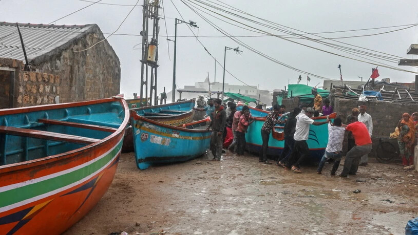 Indische Fischer bringen in Veraval ihre Schiffe vor dem Zyklon in Sicherheit.