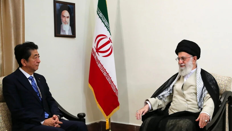 Der japanische Premierminister Shinzo Abe versucht bei seinem Treffen mit Ayatollah Ali Khamenei im Atomstreit zu vermitteln.