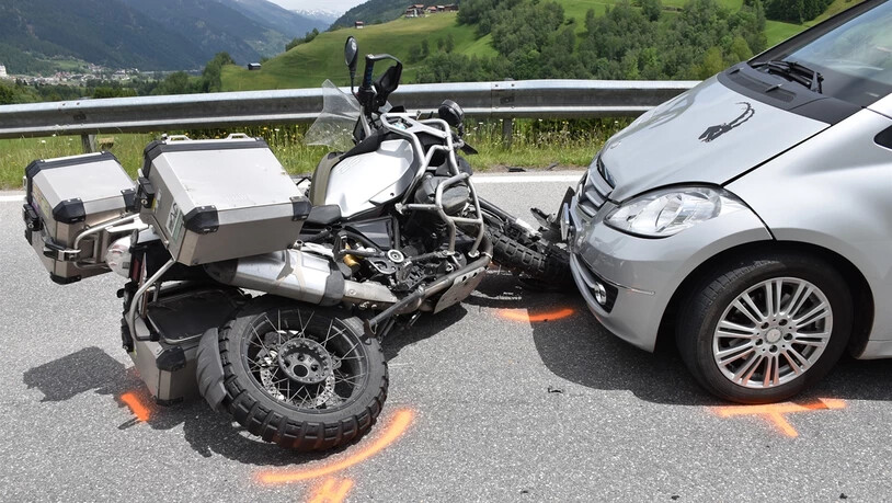 Der Töfffahrer geriet bei seiner Fahrt auf die Gegenfahrbahn.