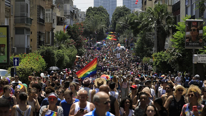 Zehntausende fordern anlässlich der Gay-Pride-Parade in Tel Aviv gleiche Rechte für Schwule, Lesben, Bi- und Transsexuelle.