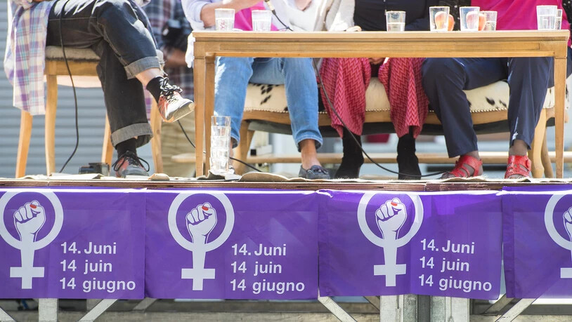 In Pontresina hören die Frauen gespannt einer Podiumsdiskussion zu.