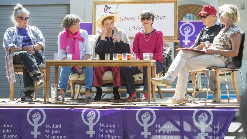 In Pontresina hören die Frauen gespannt einer Podiumsdiskussion zu.