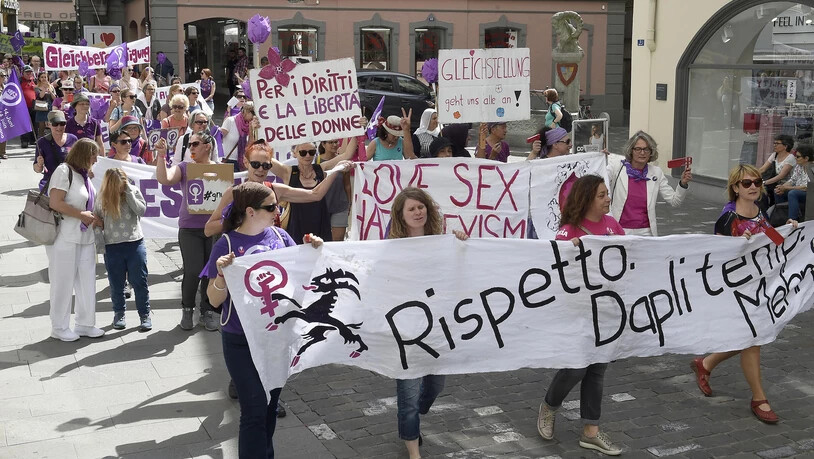 Mit einem Frauenpower-Marsch geben Frauen auf den Churer Strassen den Ton an.
