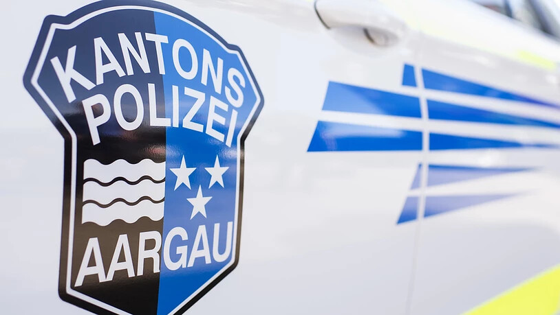 Die Aargauer Kantonspolizei hat in Lenzburg einen Mann festgenommen, der mehrere Menschen mit einer Schrotflinte bedroht hat. (Archivbild)