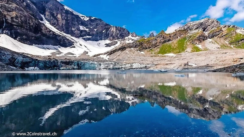 Eine bis zu vier Meter hohe Schneemauer staute unterhalb des Claridenfirns den 13 Hektar grossen Griess-See.