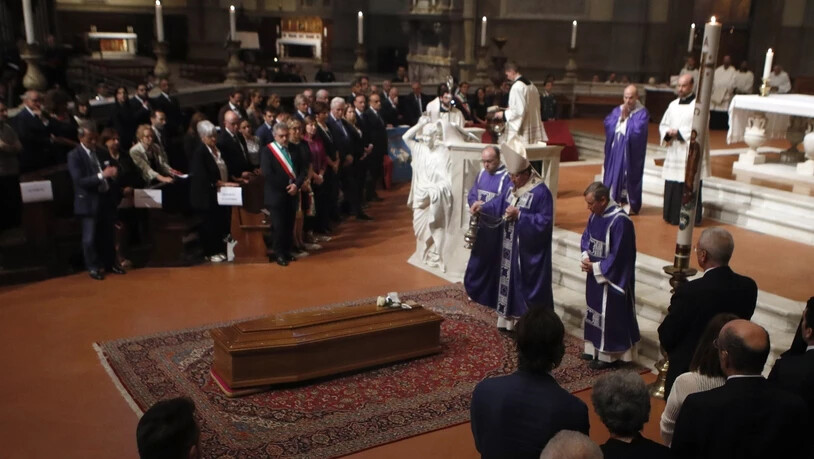 Der Erzbischof von Florenz und Kardinal Giuseppe Bertori segnet den Sarg des italienischen Opern- und Filmregisseurs Franco Zeffirelli: An der Trauerzeremonie in der Kathedrale von Florenz haben 2000 Menschen teilgenommen.