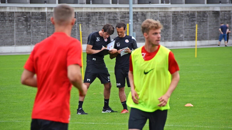 Viel zu notieren: FCRJ-Trainer Pedro Silva (Mitte links) und sein neuer Assistent Carlos Da Silva werden in den kommenden Wochen diverse Testspieler beobachten.