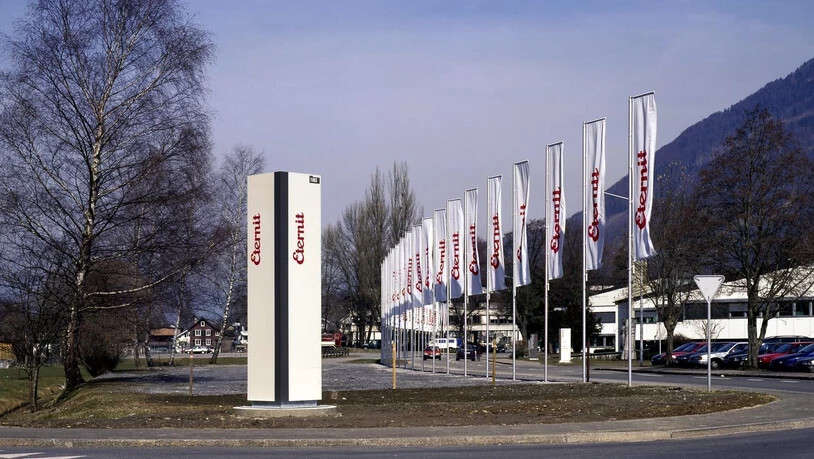 Auf dem Gelände der Eternit (Schweiz) AG wird ausgestellt, diskutiert und geworben.