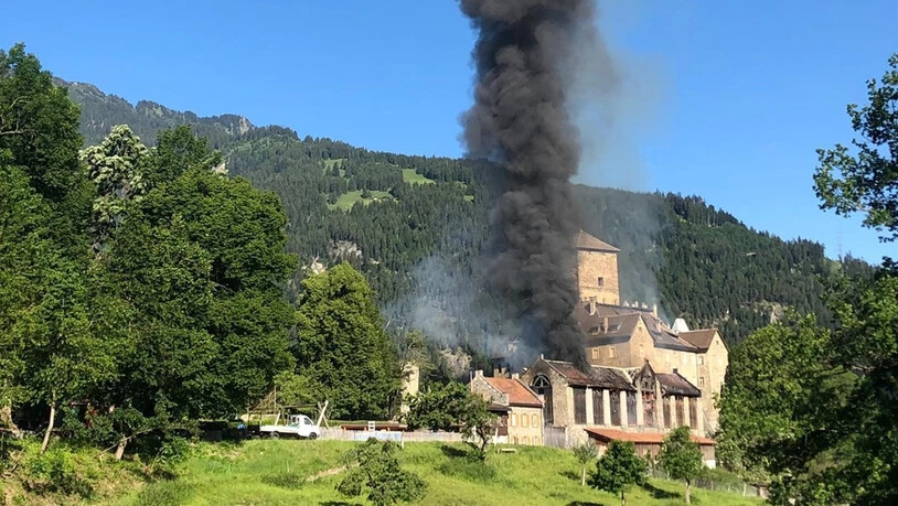 Die dunkle Rauchwolke war weit zu sehen.