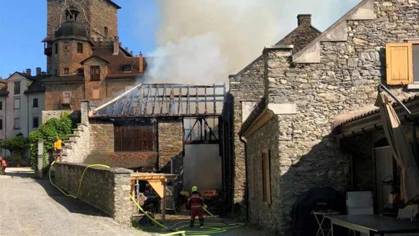 65 Einsatzkräfte waren vor Ort, fanden den Stall aber schon in Vollbrand vor.