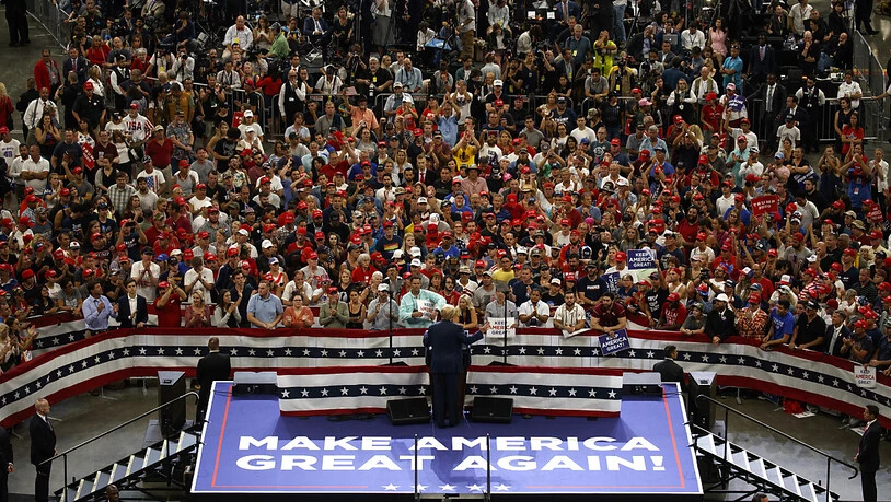 Der Sloagan "Make America Great Again" darf bei einer Wahlkampfveranstaltung von Donald Trump nicht fehlen.