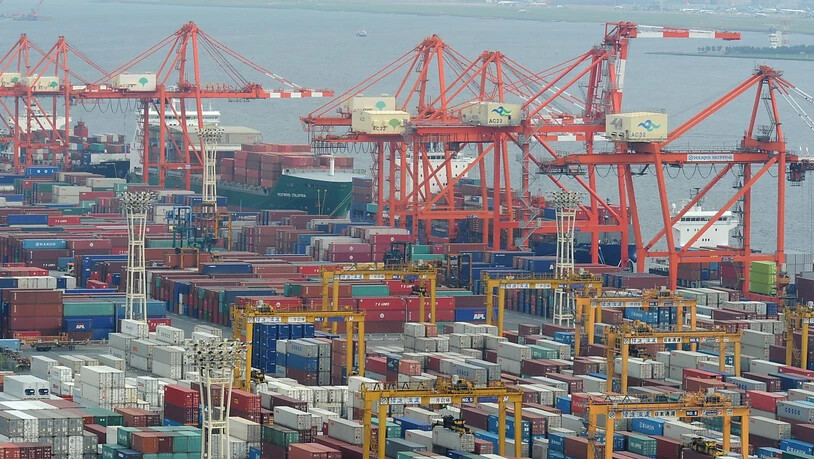 Die japanischen Exporte leiden weiterhin stark unter dem Handelsstreit zwischen den USA und China - im Bild der Hafen in Yokohama. (Archivbild)