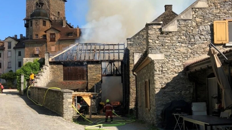 Voller Einsatz der Feuerwehrleute verhinderte den Brand des Schlosses.