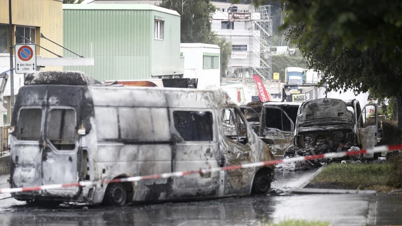 Der Tatort in Mont-sur-Lausanne. Mehrere Fahrzeuge brannten vollständig aus. Wie viel Geld gestohlen wurde, ist noch unklar. Von Tätern fehlt jede Spur.