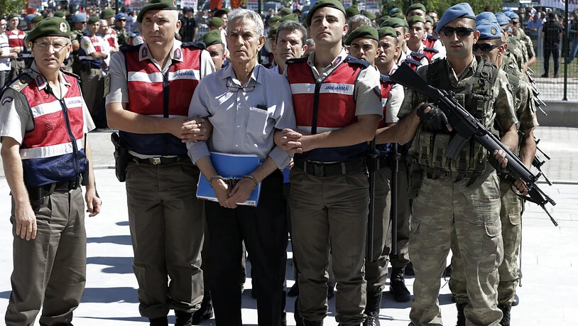 Der Ex-Kommandant der türkischen Luftwaffe, Akin Öztürk, wurde als einer der Hauptverantwortlichen für den Putschversuch vor drei Jahren zu 141 mal lebenslänglich verurteilt. Das Bild zeigt ihn vor dem ersten Prozesstag im August 2017.