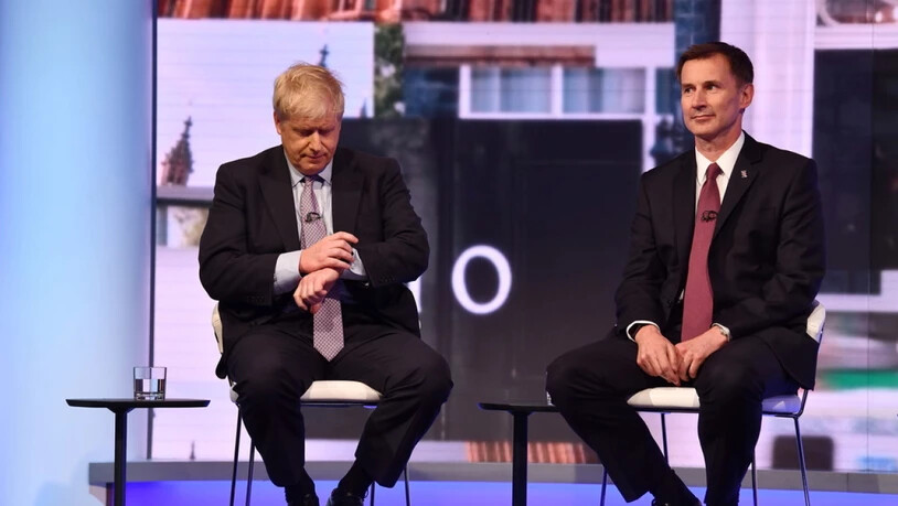 Aussenminister Jeremy Hunt (r.) tritt gegen den Favoriten Boris Johnson im Rennen um das Amt des konservativen Parteichefs und britischen Premierministers an. (Archivbild)