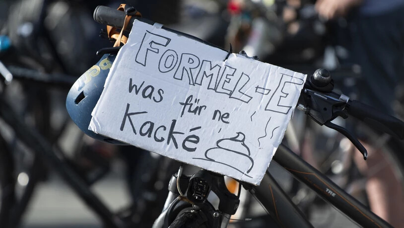 Die protestierenden Velofahrer haben wenig Freude am Formel-E-Rennen in Bern. (KEYSTONE/Peter Schneider)