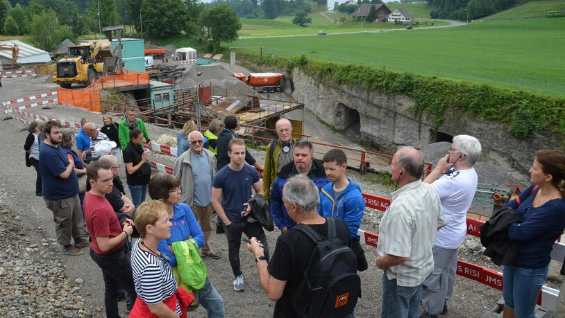 An den Führungen mit Ueli Jud von der JMS AG durch die Kiesgrube beteiligten sich viele Interessierte.