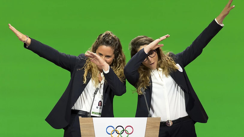 Die italienische Alpin-Olympiasiegerin Sofia Goggia (rechts) und die Snowboarderin Michela Moioli warben bei der Präsentation für Mailand/Cortina