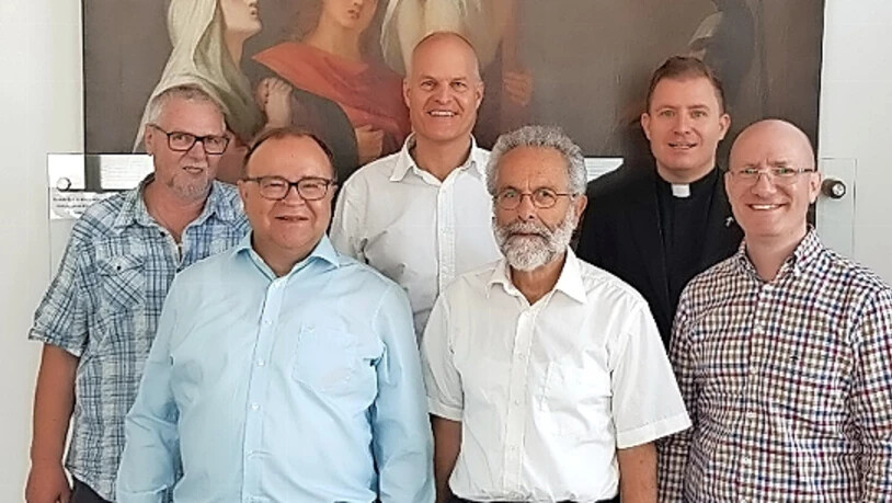 Eine Glarner Delegation übergibt das Kreuzigungsbild des einstigen Hochaltars der Stadtkirche Glarus dem Davoser Pfarrer.