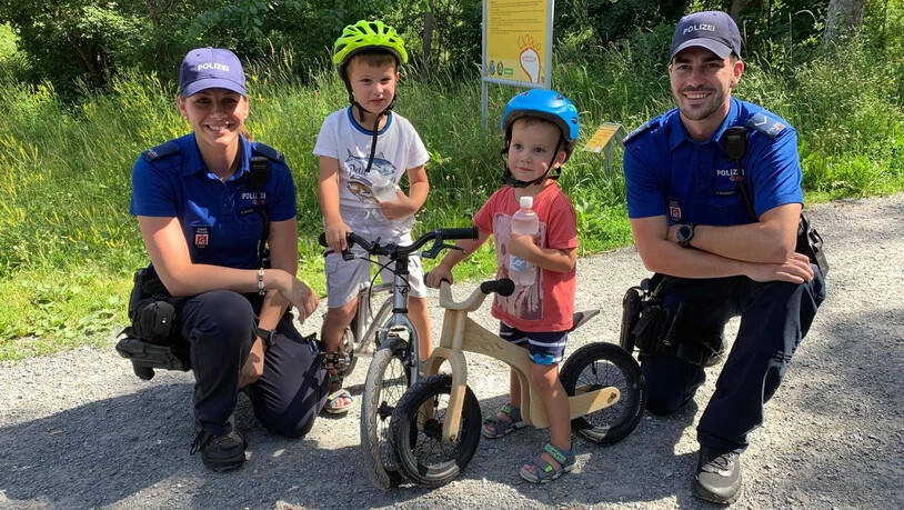 Diese kleinen Passanten freuen sich über die Aktion der Churer Polizei.