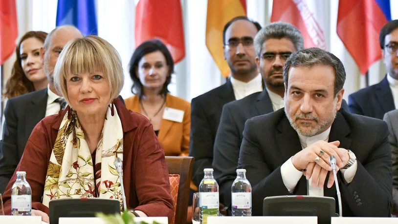 Irans Vizeaussenminister Abbas Araghchi (r) glaubt nicht, dass die bei dem internationalen Treffen in Wien erzielten Fortschritte von Teheran als ausreichend angesehen werden. Links im Bild ist Helga Schmid, Generalsekretärin des Europäischen Auswärtigen…