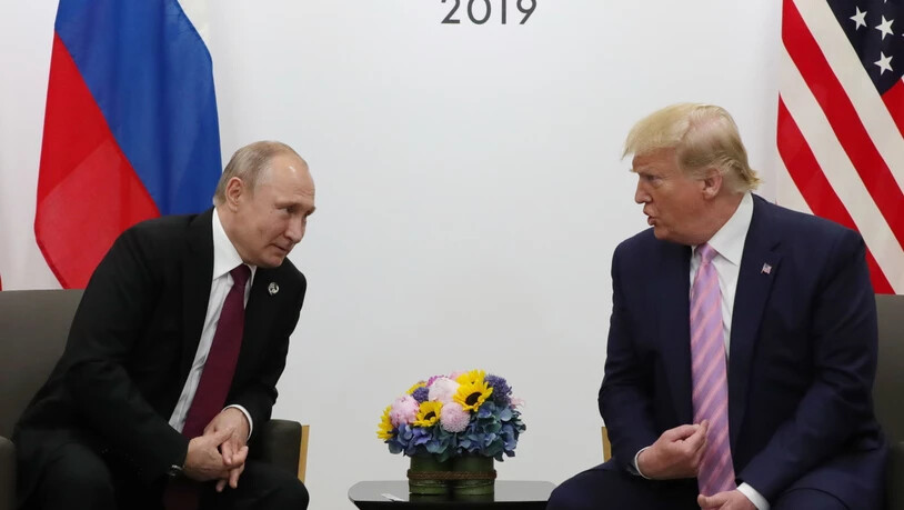 Der russische Staatschef Putin und US-Präsident Trump scherzten am Rande des G20-Gipfels in Osaka über Wahlmanipulationen und "Fake News".