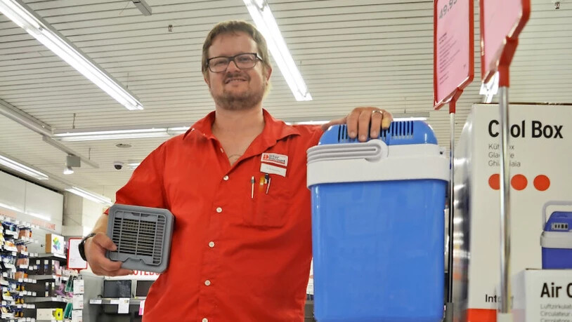 Urs Achermann vom Interdiscount in Netstal verkauft derzeit alles, was in irgendeiner Form kühlt.