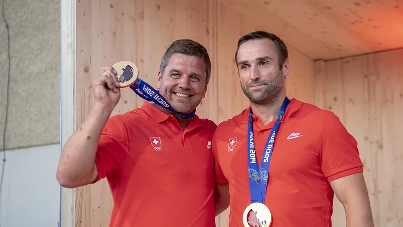 Beat Hefti (links) und Alex Baumann (rechts) freuen sich über die nachträgliche Goldmedaillen-Feier in Schwellbrunn