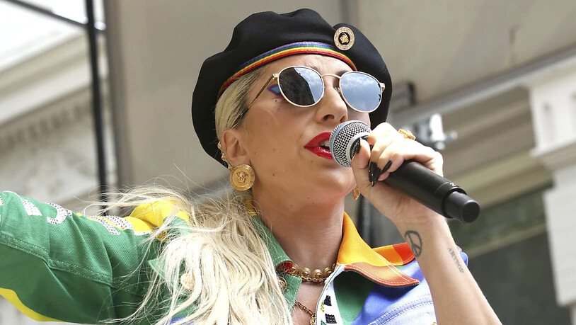 Lady Gaga ist bei einer Feier zum Jahrestag der Stonewall-Proteste, einem Wendepunkt für die Schwulenbewegung, überraschend aufgetreten. "Ihr seid so geboren, und ihr seid Superstars!" sagte sie in Anspielung auf ihren Song "Born This Way". Dieser wurde…