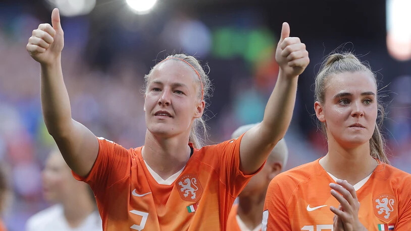 Stefanie Van Der Gragt (links) und Jill Roord feiern den ersten WM-Halbfinal-Vorstoss von Niederlands Frauen