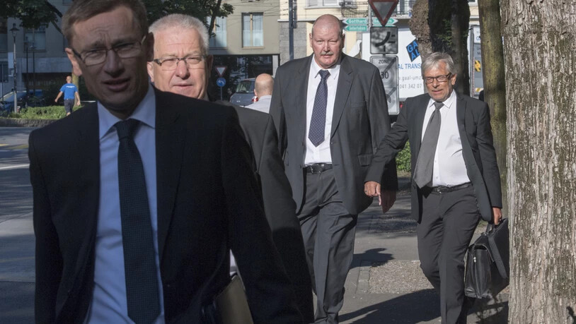 Der Kommandant der Luzerner Polizei, Adi Achermann (links), und der damalige Kripochef Daniel Bussmann (3. von links) 2017 auf dem Weg zum Prozess vor dem Bezirksgericht Kriens. Das Kantonsgericht hat nun den Freispruch bestätigt.