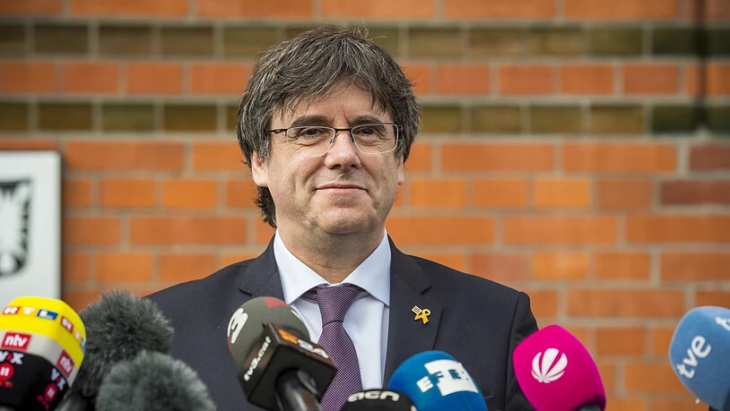 Der katalanische Separatisten-Führer Carles Puigdemont darf sein EU-Mandat nicht antreten, weil er als Europaabgeordneter in Madrid nicht auf die Verfassung geschworen hat. Das EU-Gericht wies seinen Eilantrag gegen das Vorgehen der spanischen Behörden…