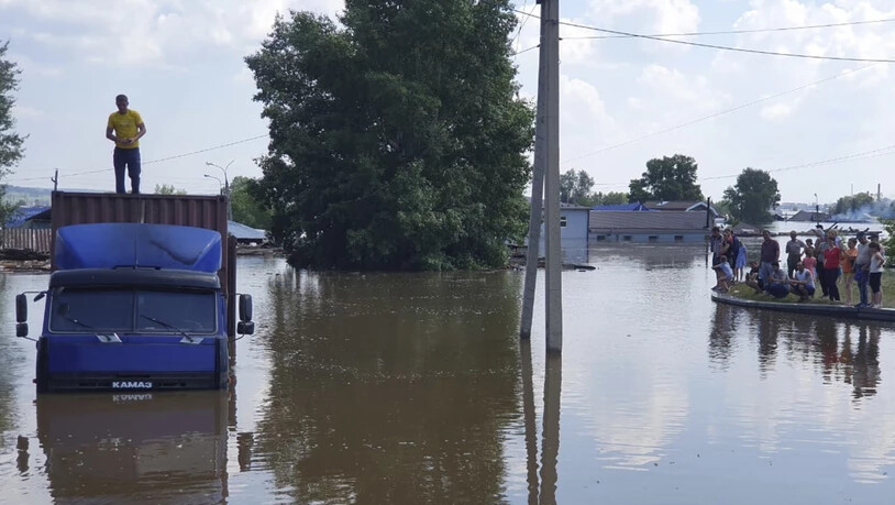 In der Region von Irkutsk haben tagelange Regenfälle viele Häuser und Strassen überflutet.
