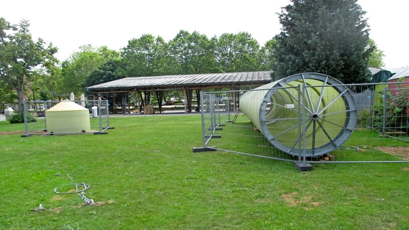 Der 18 Meter hohe Altherr-Turm bleibt in Uster nur wenige Tage in der Senkrechte.
