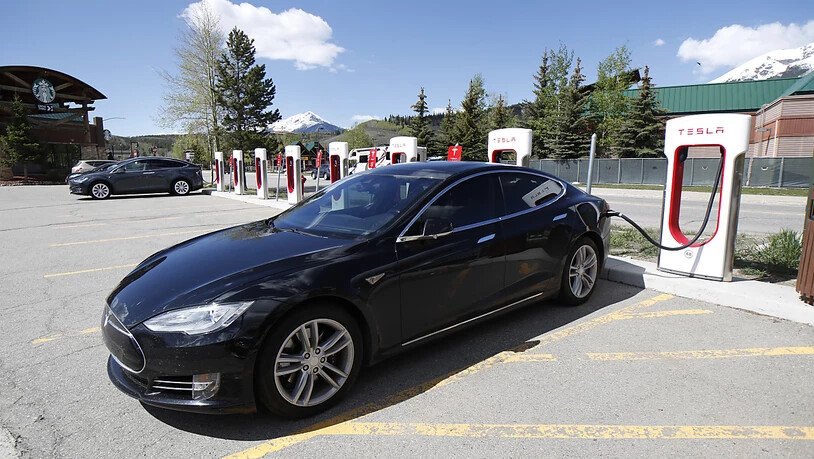 Tesla-Elektroauto des Typs Model S an einer Stromladestation. (Archivbild)