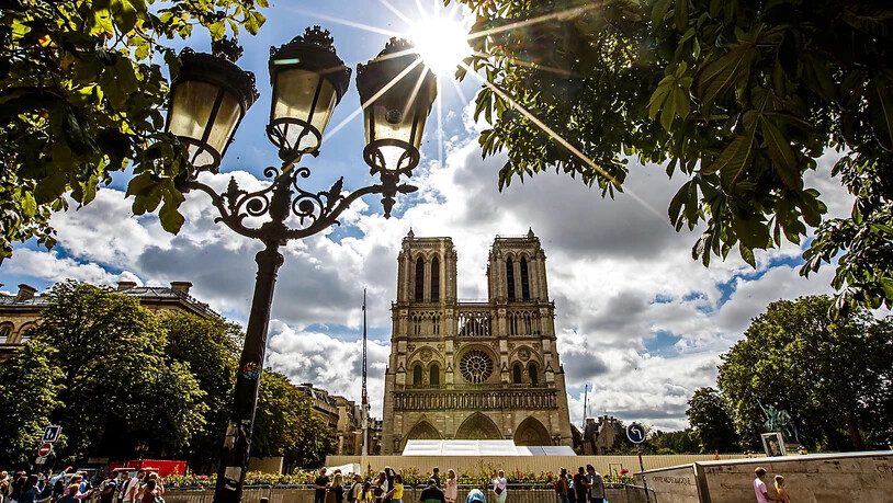 Der Vorplatz der Notre-Dame in Paris bleibt nach dem Grossbrand wegen der Bleibelastung weiter gesperrt. (Archivbild)