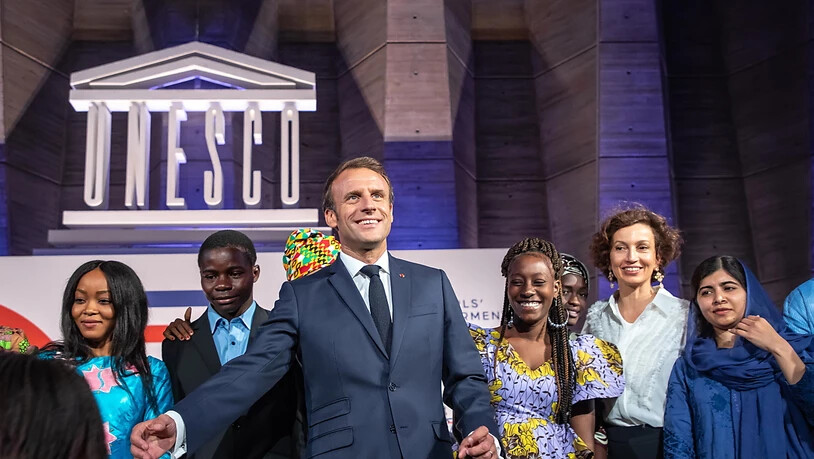 Bildung für Mädchen stand im Zentrum  der gemeinsamen Konferenz der Unesco mit den wichtigsten Wirtschaftsmächten (G7). Frankreichs Präsident Macron mit Friedensnobelpreisträgerin Malala Yousafzai (r) und Unesco- Generaldirektorin Audrey Azoulay (2-r).