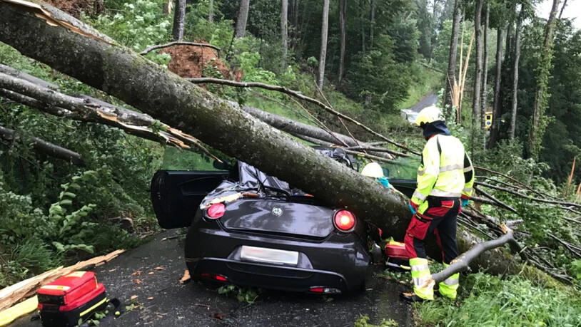Ein heftiges Gewitter zog auch über das Sarneraatal im Kanton Obwalden. In Alpnach Dorf fielen Bäume auf ein Auto. Dabei wurden mehrere Personen im Auto eingeklemmt und mussten mit schwerem Gerät befreit werden. Eine Person wurde schwer verletzt und…